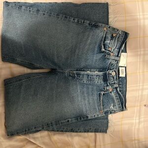 Great condition. Straight leg. Super flattering. Never worn!